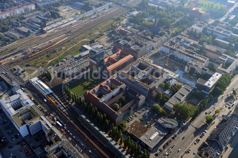 Luftaufnahme Berlin - Baustelle des Neubaus eines Wohnhauses mit Eigentumswohnungen an der Oberbaum City im Ortsteil Friedrichshain in Berlin