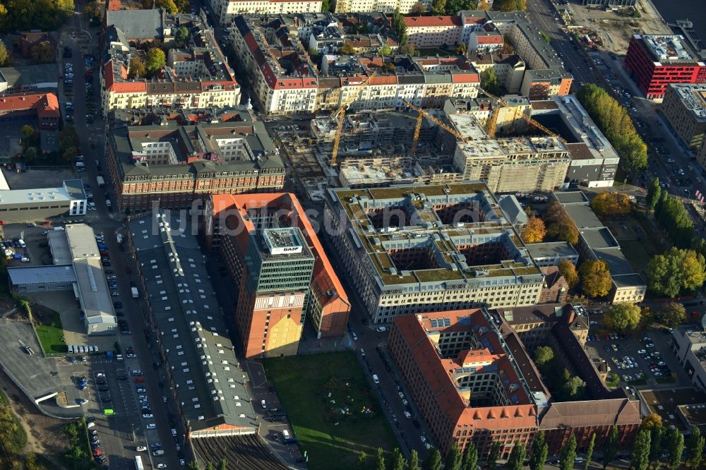 Luftaufnahme Berlin - Baustelle des Neubaus eines Wohnhauses mit Eigentumswohnungen an der Oberbaum City im Ortsteil Friedrichshain in Berlin