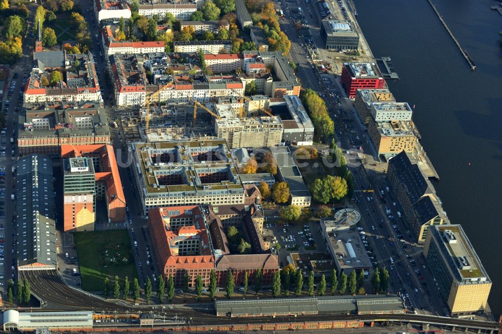 Berlin von oben - Baustelle des Neubaus eines Wohnhauses mit Eigentumswohnungen an der Oberbaum City im Ortsteil Friedrichshain in Berlin