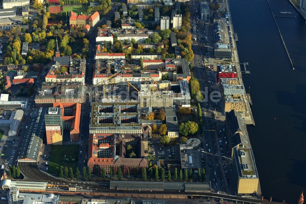 Berlin aus der Vogelperspektive: Baustelle des Neubaus eines Wohnhauses mit Eigentumswohnungen an der Oberbaum City im Ortsteil Friedrichshain in Berlin