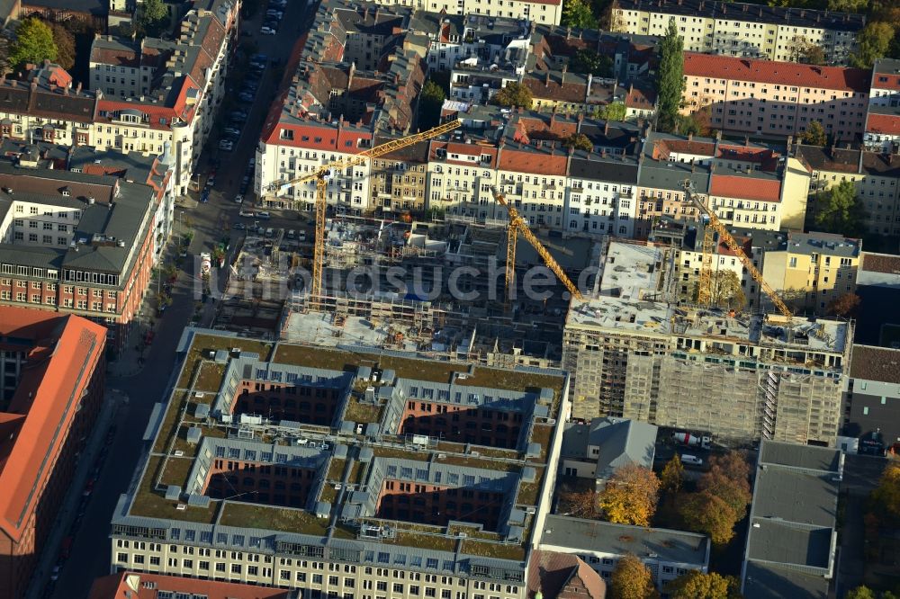 Luftbild Berlin - Baustelle des Neubaus eines Wohnhauses mit Eigentumswohnungen an der Oberbaum City im Ortsteil Friedrichshain in Berlin