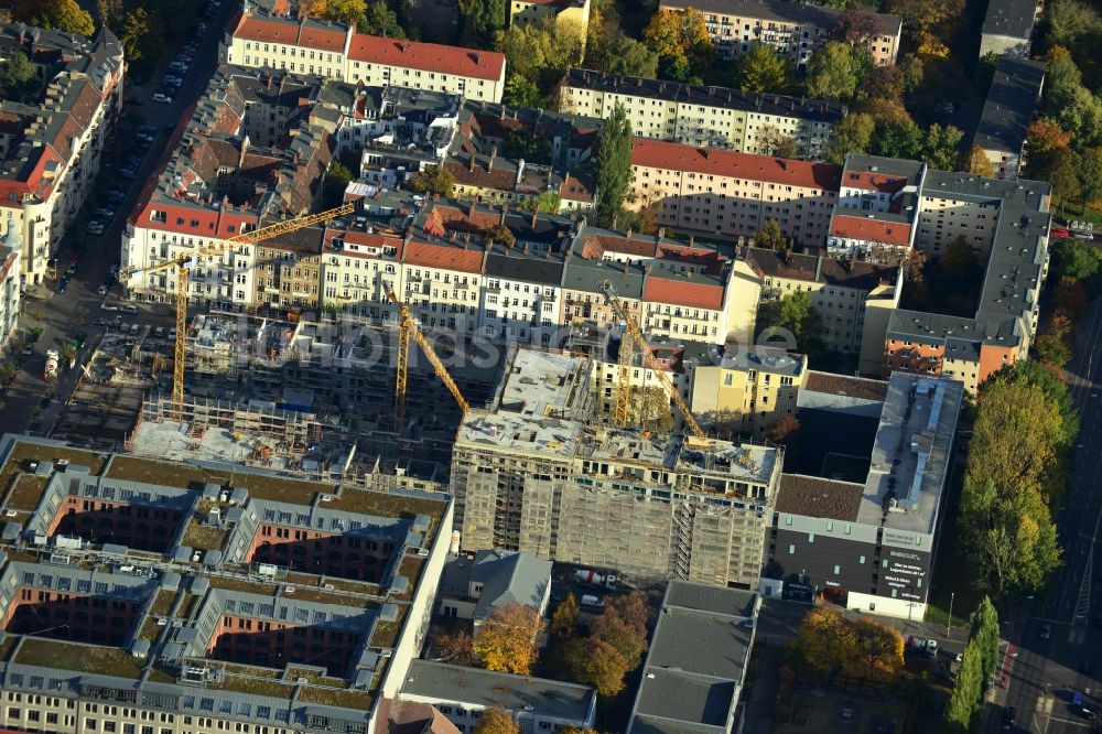 Luftaufnahme Berlin - Baustelle des Neubaus eines Wohnhauses mit Eigentumswohnungen an der Oberbaum City im Ortsteil Friedrichshain in Berlin