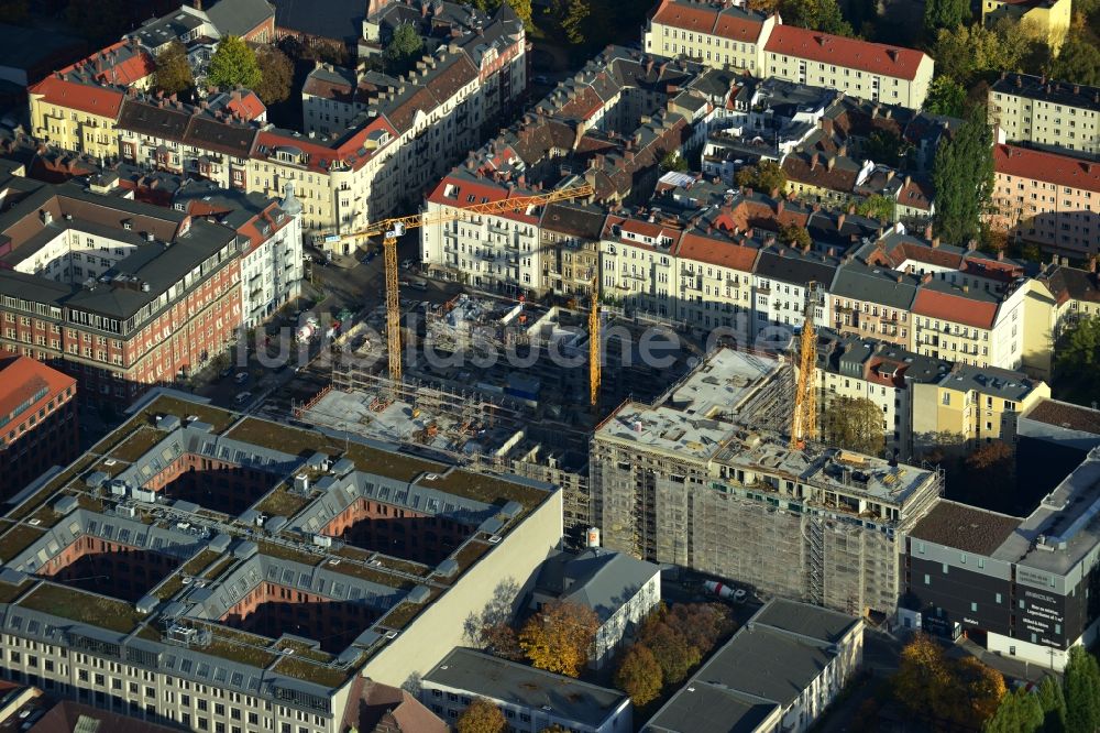 Berlin von oben - Baustelle des Neubaus eines Wohnhauses mit Eigentumswohnungen an der Oberbaum City im Ortsteil Friedrichshain in Berlin