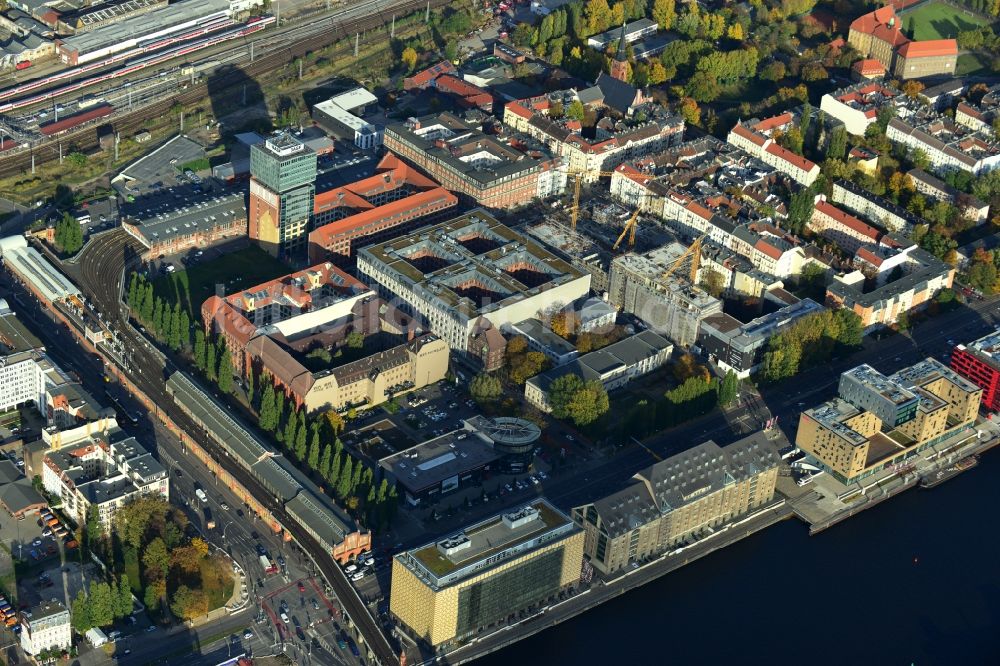 Berlin aus der Vogelperspektive: Baustelle des Neubaus eines Wohnhauses mit Eigentumswohnungen an der Oberbaum City im Ortsteil Friedrichshain in Berlin