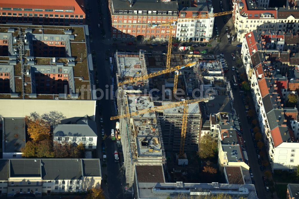 Luftbild Berlin - Baustelle des Neubaus eines Wohnhauses mit Eigentumswohnungen an der Oberbaum City im Ortsteil Friedrichshain in Berlin