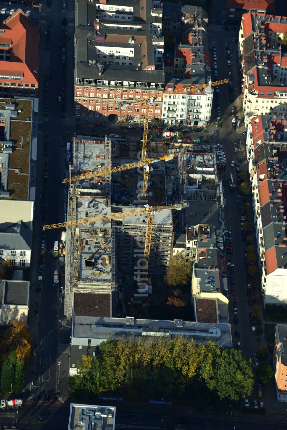 Luftaufnahme Berlin - Baustelle des Neubaus eines Wohnhauses mit Eigentumswohnungen an der Oberbaum City im Ortsteil Friedrichshain in Berlin