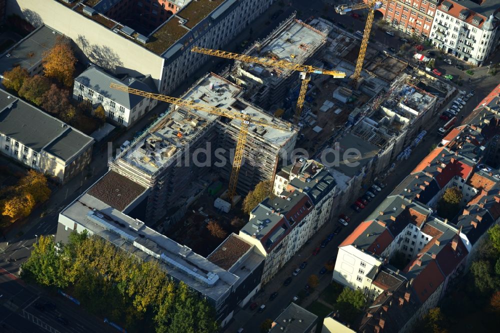 Berlin von oben - Baustelle des Neubaus eines Wohnhauses mit Eigentumswohnungen an der Oberbaum City im Ortsteil Friedrichshain in Berlin