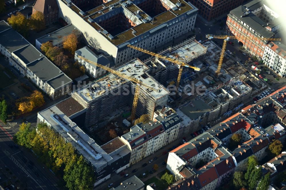 Berlin aus der Vogelperspektive: Baustelle des Neubaus eines Wohnhauses mit Eigentumswohnungen an der Oberbaum City im Ortsteil Friedrichshain in Berlin