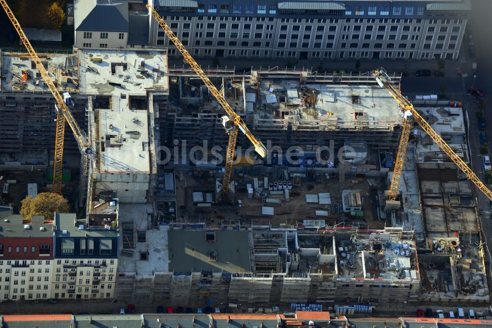 Luftbild Berlin - Baustelle des Neubaus eines Wohnhauses mit Eigentumswohnungen an der Oberbaum City im Ortsteil Friedrichshain in Berlin