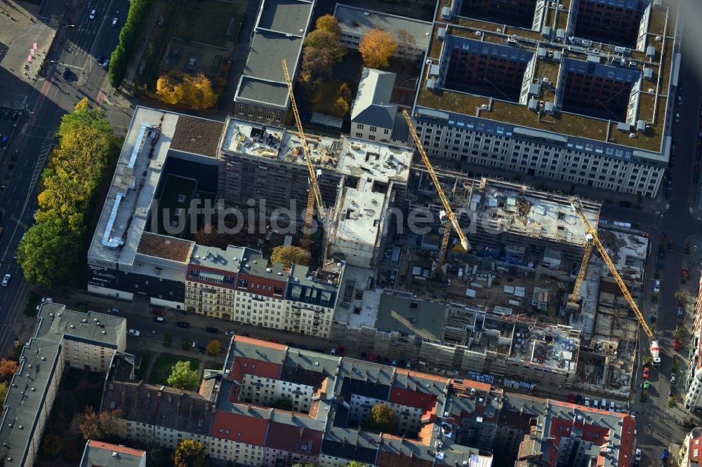 Luftaufnahme Berlin - Baustelle des Neubaus eines Wohnhauses mit Eigentumswohnungen an der Oberbaum City im Ortsteil Friedrichshain in Berlin