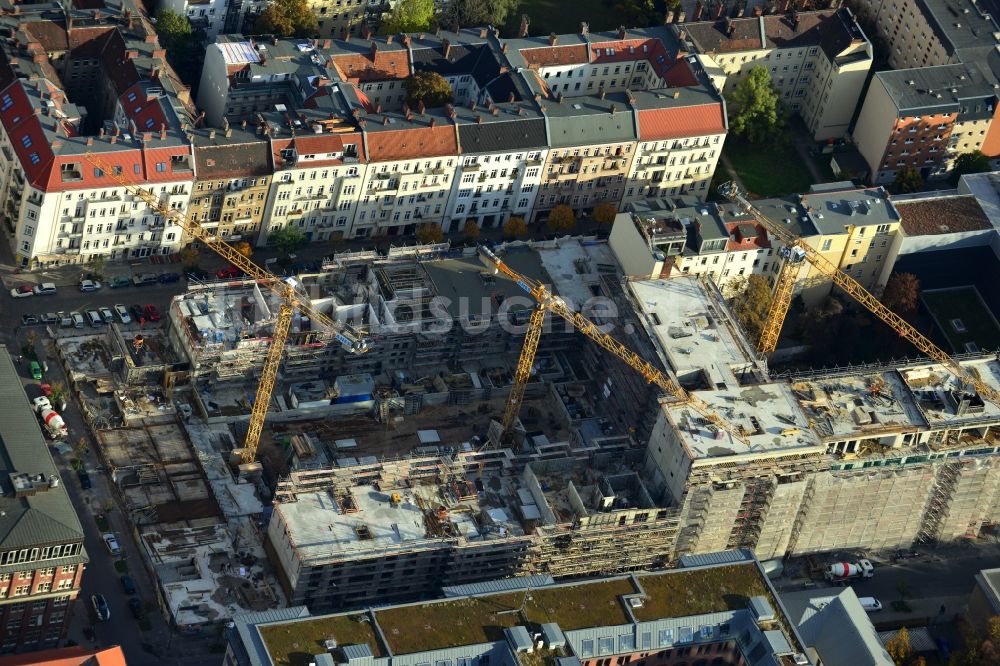 Berlin von oben - Baustelle des Neubaus eines Wohnhauses mit Eigentumswohnungen an der Oberbaum City im Ortsteil Friedrichshain in Berlin