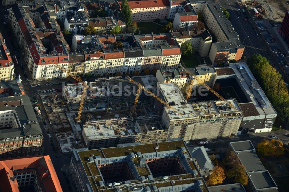 Berlin aus der Vogelperspektive: Baustelle des Neubaus eines Wohnhauses mit Eigentumswohnungen an der Oberbaum City im Ortsteil Friedrichshain in Berlin