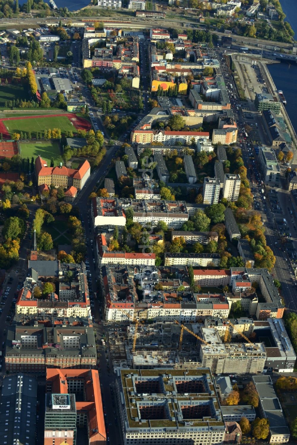 Luftbild Berlin - Baustelle des Neubaus eines Wohnhauses mit Eigentumswohnungen an der Oberbaum City im Ortsteil Friedrichshain in Berlin