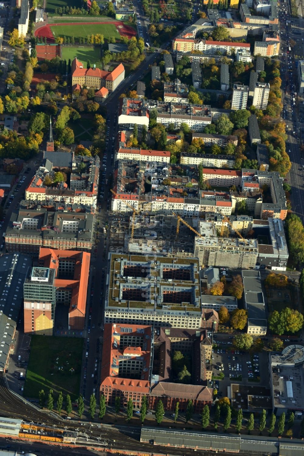 Luftaufnahme Berlin - Baustelle des Neubaus eines Wohnhauses mit Eigentumswohnungen an der Oberbaum City im Ortsteil Friedrichshain in Berlin