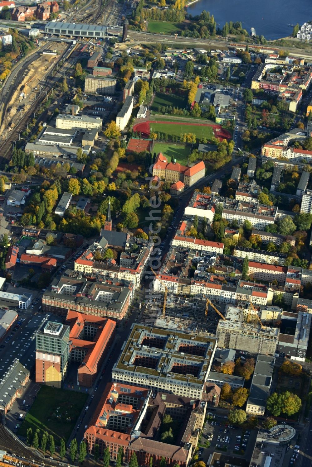 Berlin von oben - Baustelle des Neubaus eines Wohnhauses mit Eigentumswohnungen an der Oberbaum City im Ortsteil Friedrichshain in Berlin