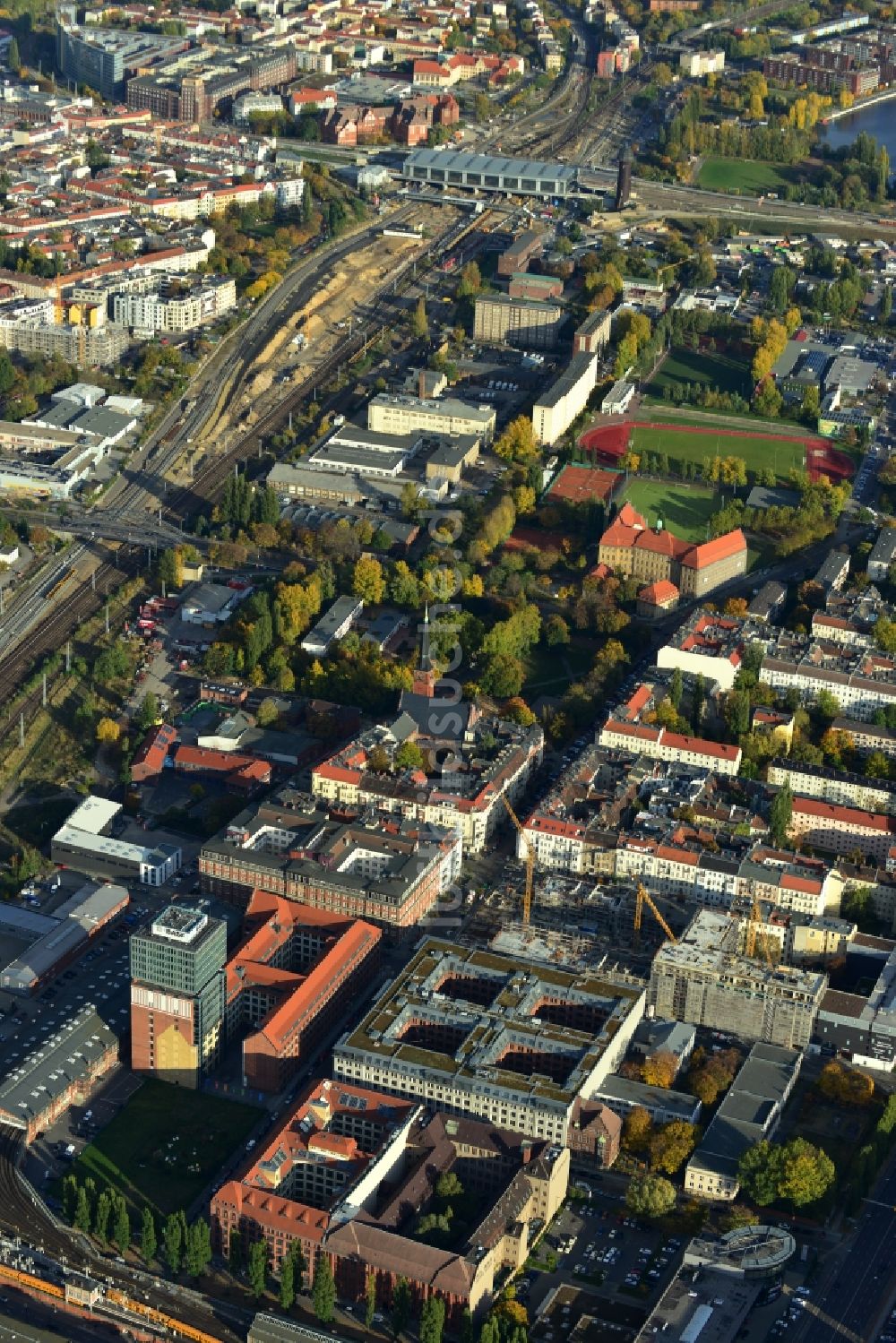 Berlin aus der Vogelperspektive: Baustelle des Neubaus eines Wohnhauses mit Eigentumswohnungen an der Oberbaum City im Ortsteil Friedrichshain in Berlin