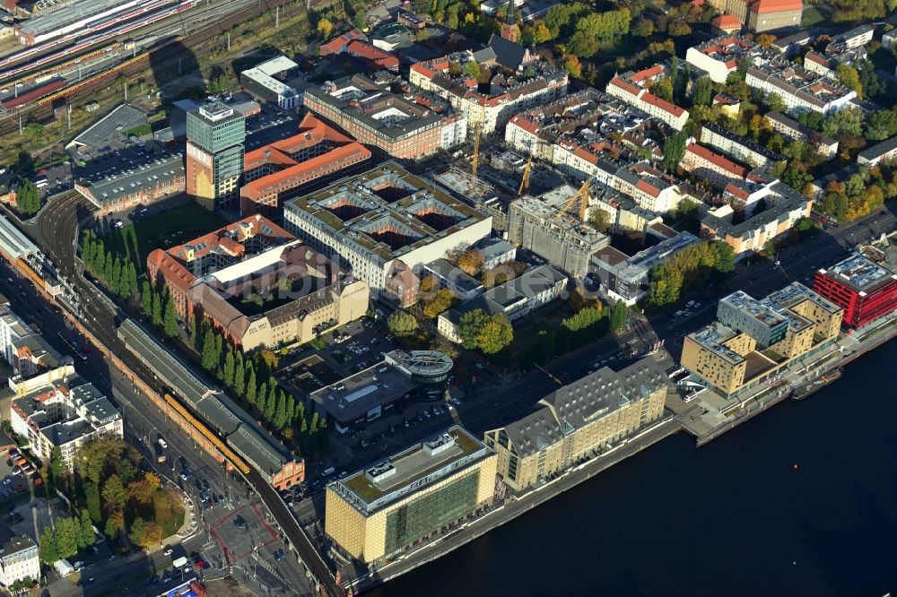 Luftbild Berlin - Baustelle des Neubaus eines Wohnhauses mit Eigentumswohnungen an der Oberbaum City im Ortsteil Friedrichshain in Berlin