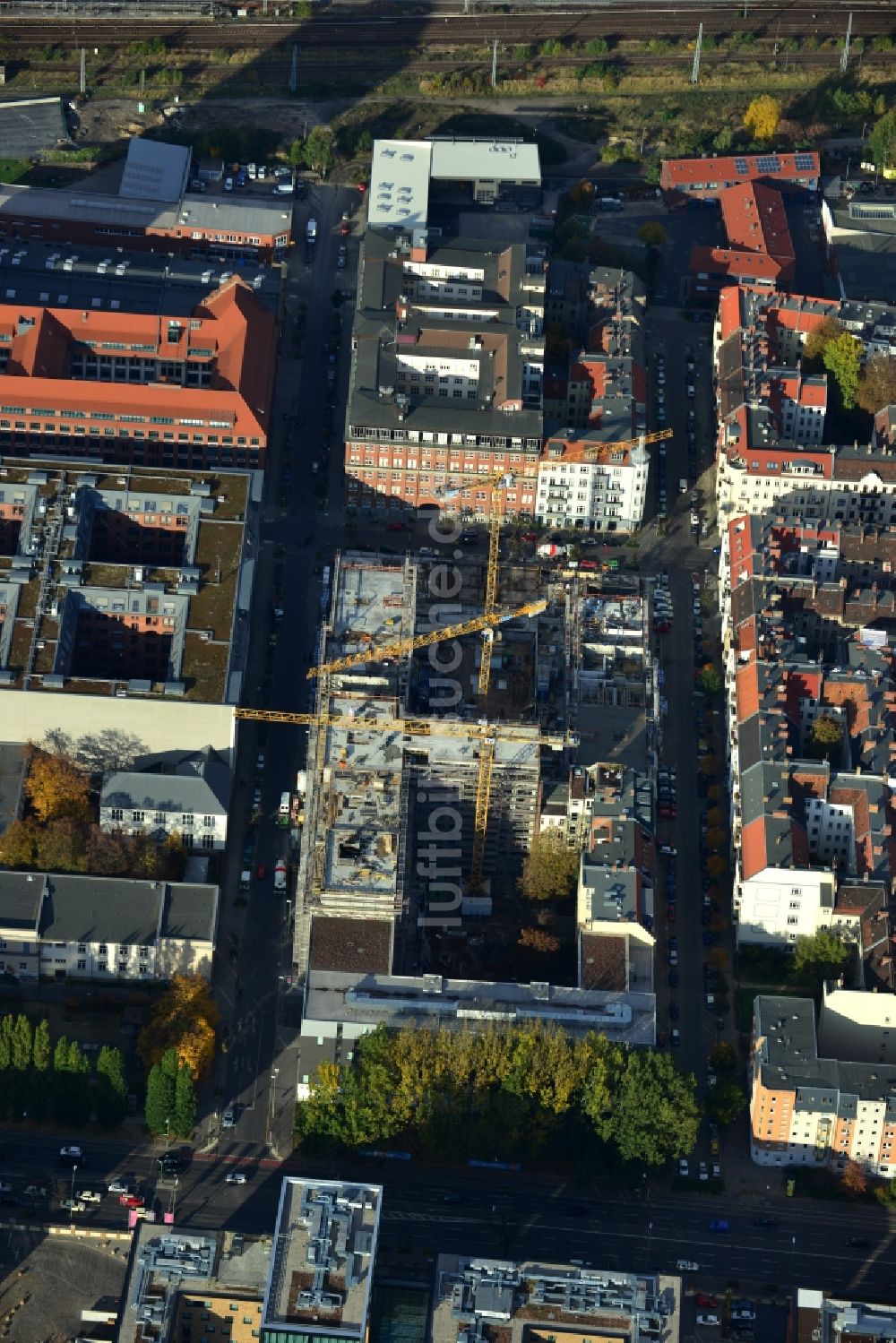 Luftaufnahme Berlin - Baustelle des Neubaus eines Wohnhauses mit Eigentumswohnungen an der Oberbaum City im Ortsteil Friedrichshain in Berlin