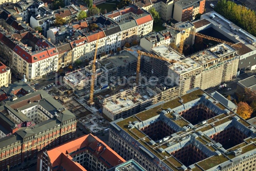 Berlin aus der Vogelperspektive: Baustelle des Neubaus eines Wohnhauses mit Eigentumswohnungen an der Oberbaum City im Ortsteil Friedrichshain in Berlin