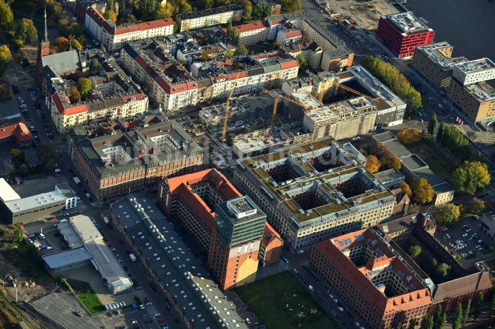 Luftbild Berlin - Baustelle des Neubaus eines Wohnhauses mit Eigentumswohnungen an der Oberbaum City im Ortsteil Friedrichshain in Berlin