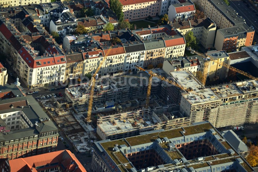 Luftaufnahme Berlin - Baustelle des Neubaus eines Wohnhauses mit Eigentumswohnungen an der Oberbaum City im Ortsteil Friedrichshain in Berlin