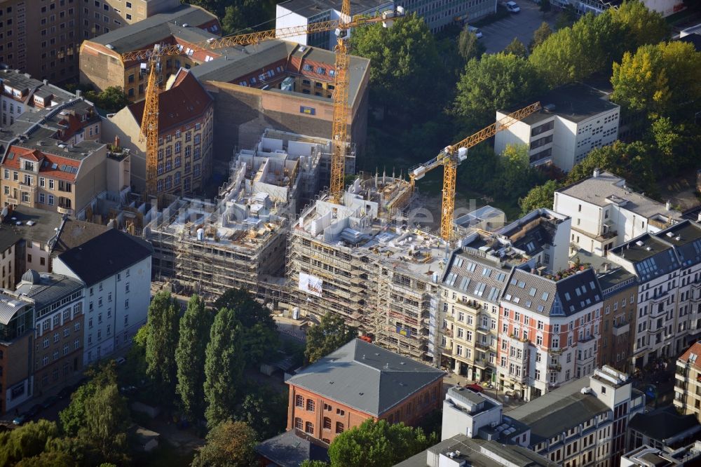 Luftaufnahme Berlin - Baustelle des Neubaus eines Wohnkomplexes mit repräsentativen Foyers und Hofgärten in der Inselstraße im Bezirk Mitte in Berlin