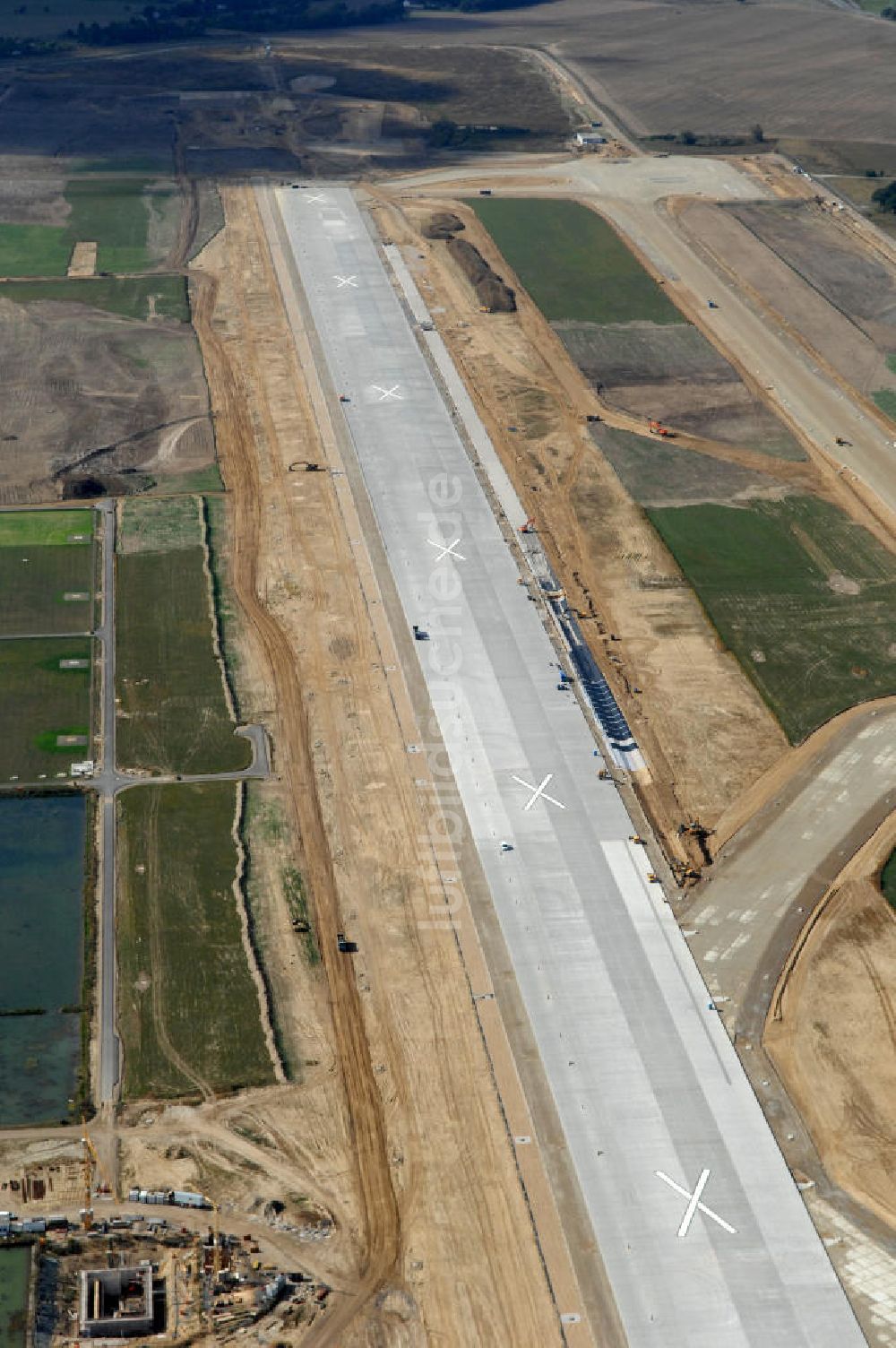 Schönefeld von oben - Baustelle neue südliche Landebahn auf dem Flughafen Schönefeld BBI