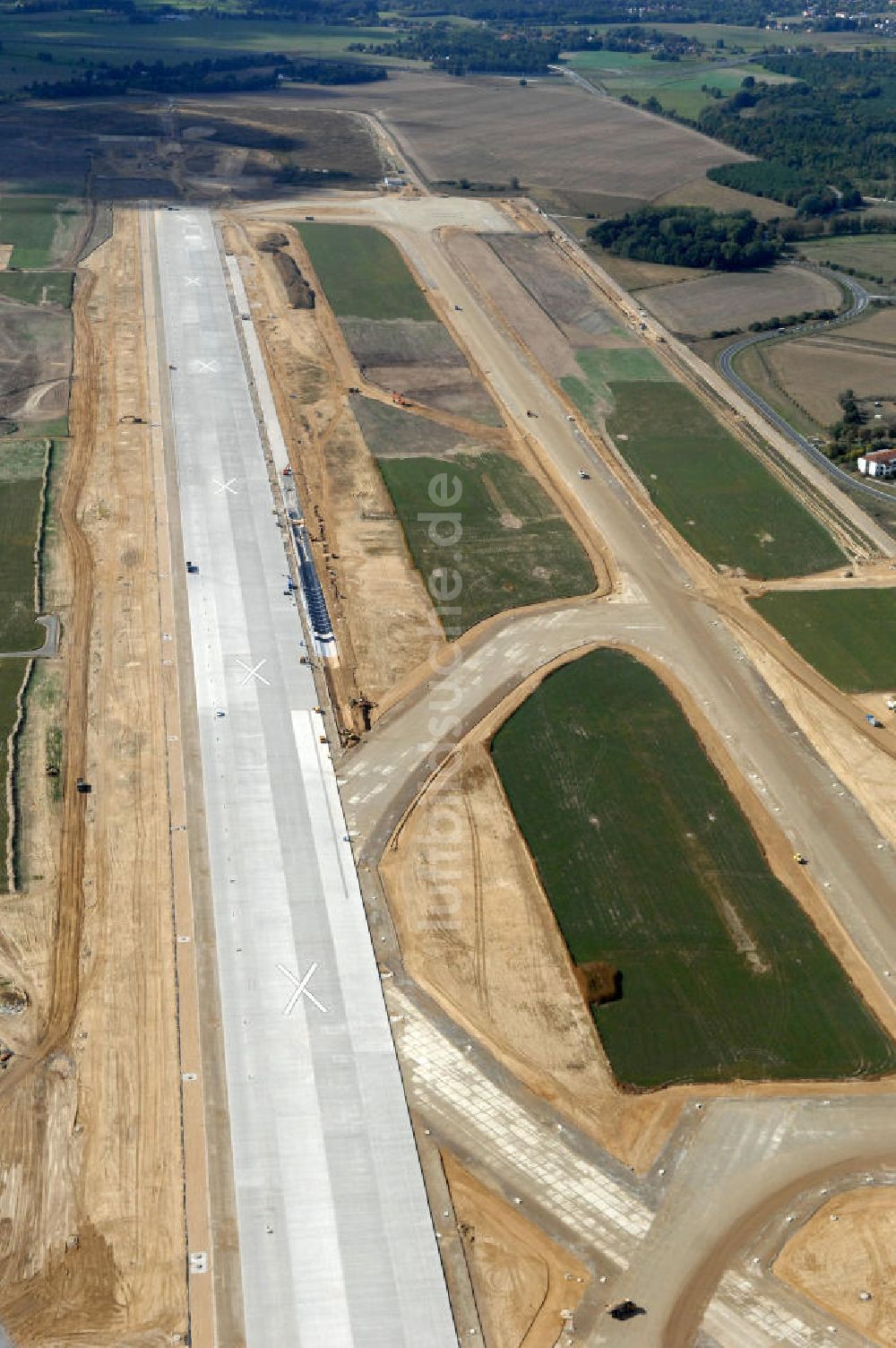 Schönefeld aus der Vogelperspektive: Baustelle neue südliche Landebahn auf dem Flughafen Schönefeld BBI