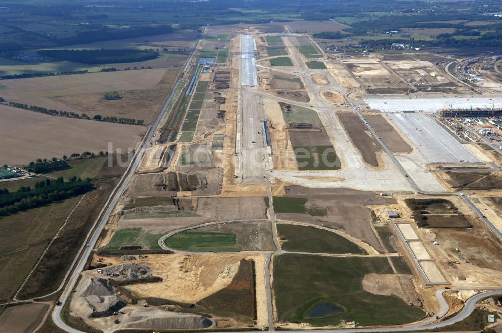 Luftaufnahme Schönefeld - Baustelle neue südliche Landebahn auf dem Flughafen Schönefeld BBI