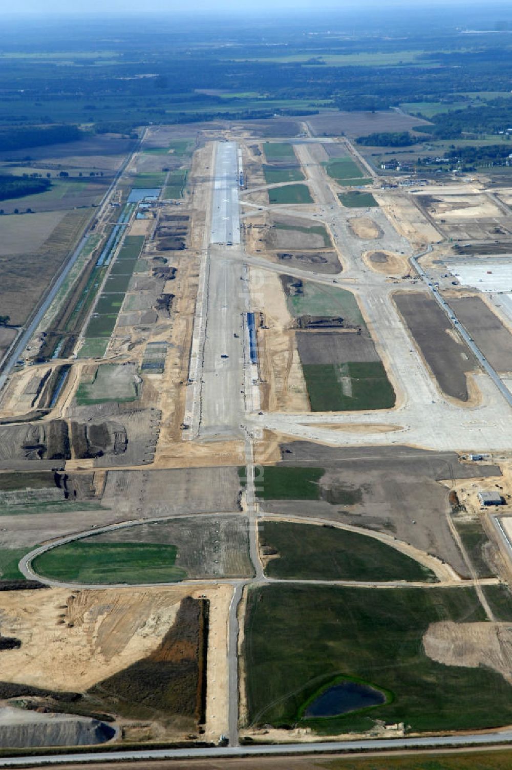 Schönefeld von oben - Baustelle neue südliche Landebahn auf dem Flughafen Schönefeld BBI