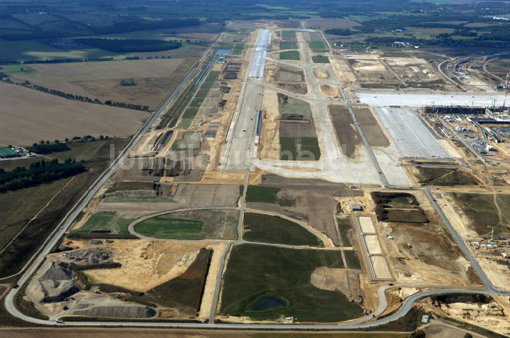 Schönefeld aus der Vogelperspektive: Baustelle neue südliche Landebahn auf dem Flughafen Schönefeld BBI