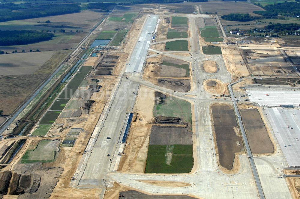 Luftaufnahme Schönefeld - Baustelle neue südliche Landebahn auf dem Flughafen Schönefeld BBI