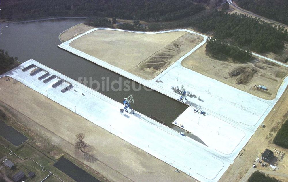 Luftbild Schwedt / Oder - Baustelle des neuen Binnenhafens in Schwedt / Oder. 11.03.02