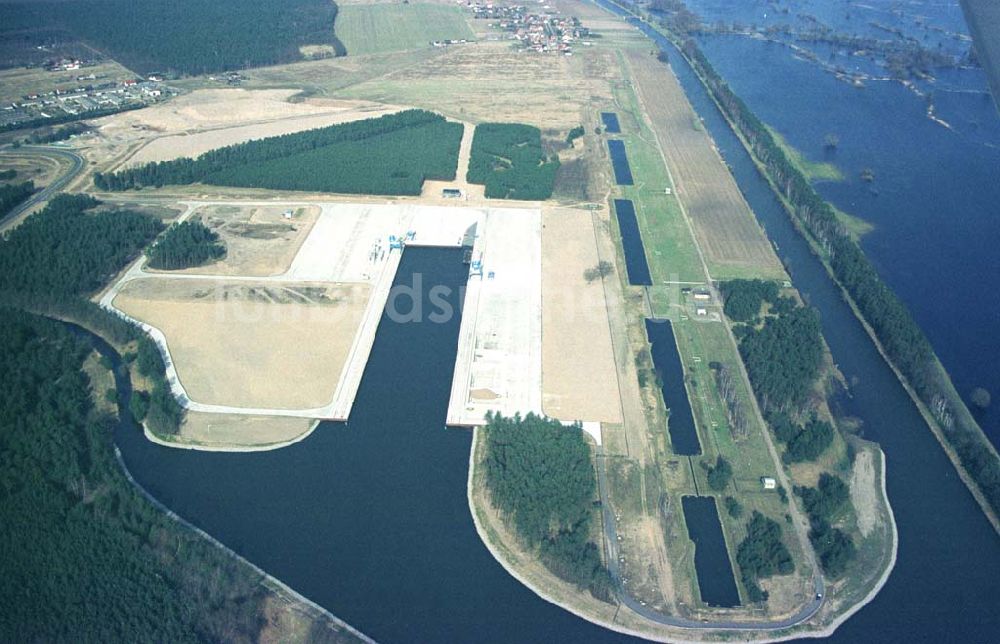 Luftbild Schwedt / Oder - Baustelle des neuen Binnenhafens in Schwedt / Oder. 11.03.02