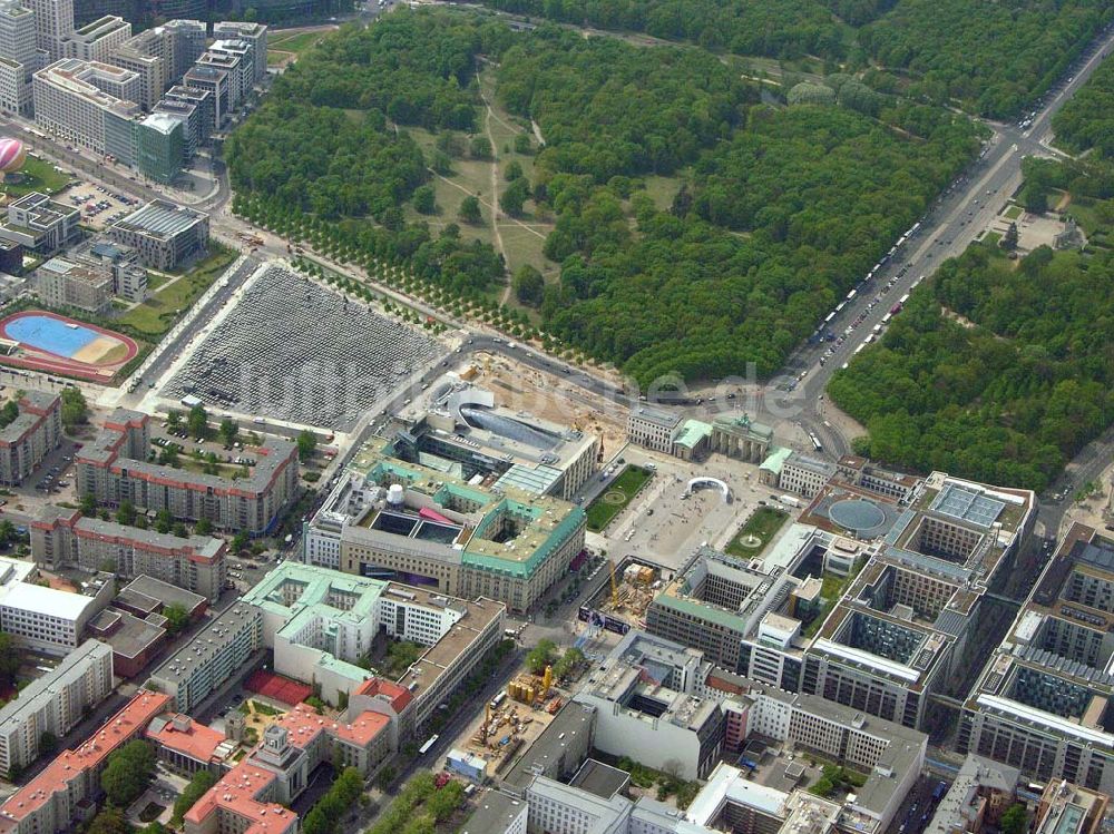 Luftbild Berlin - Baustelle der neuen US-Botschaft am Brandenburger Tor in Berlin