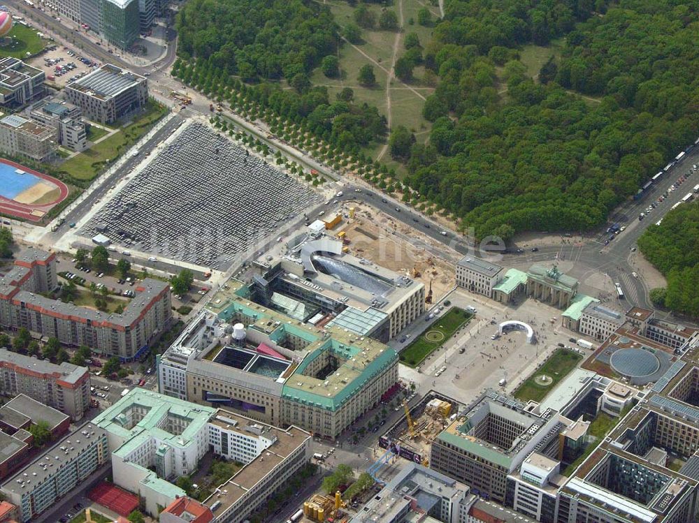 Luftaufnahme Berlin - Baustelle der neuen US-Botschaft am Brandenburger Tor in Berlin