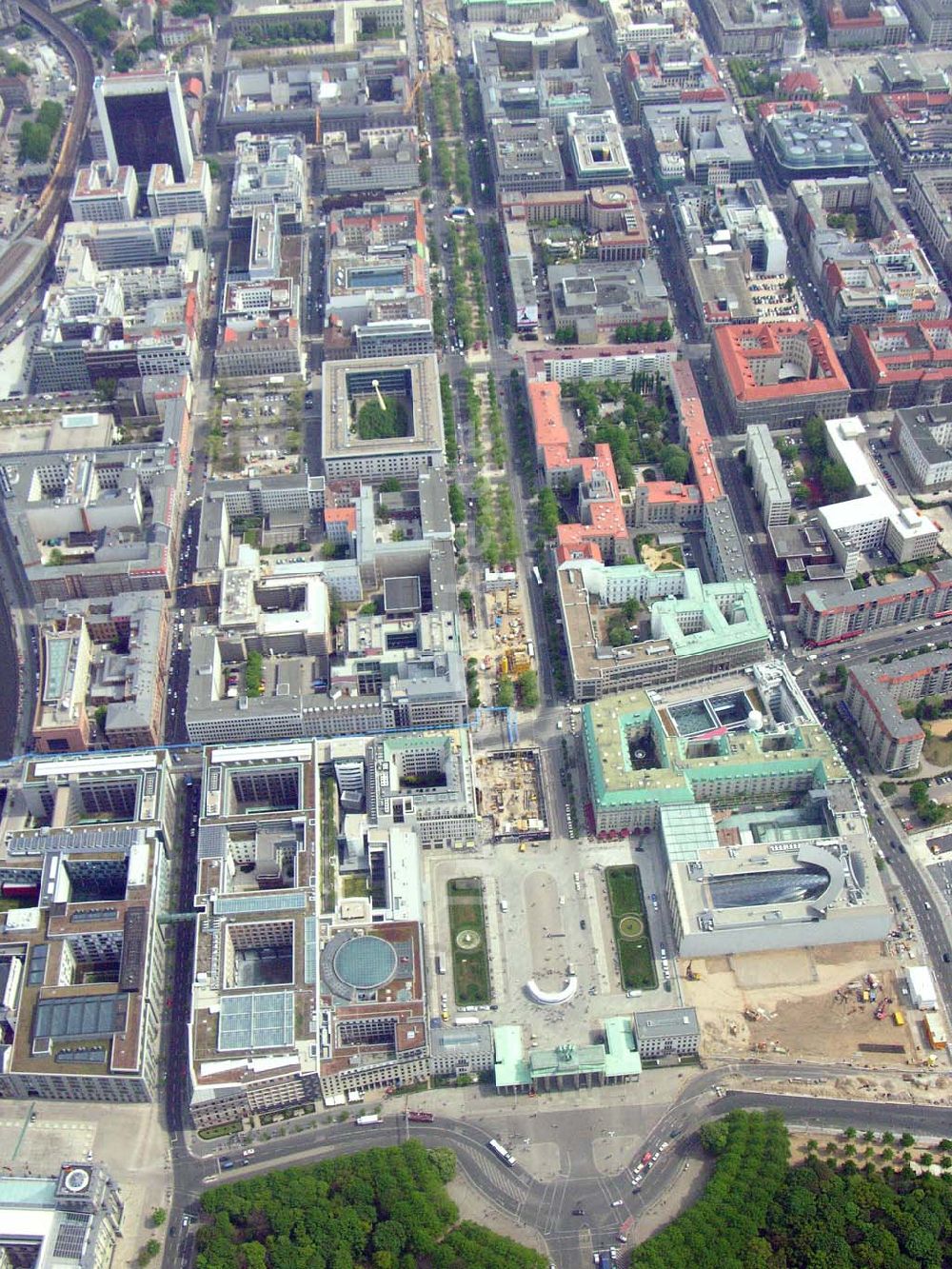 Berlin von oben - Baustelle der neuen US-Botschaft am Brandenburger Tor in Berlin