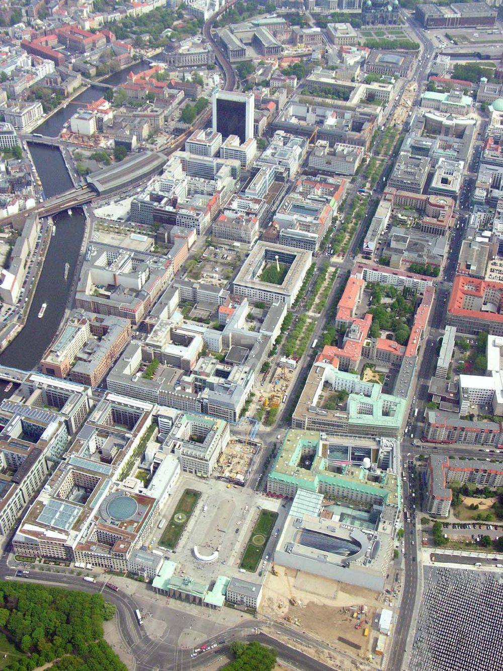 Berlin aus der Vogelperspektive: Baustelle der neuen US-Botschaft am Brandenburger Tor in Berlin