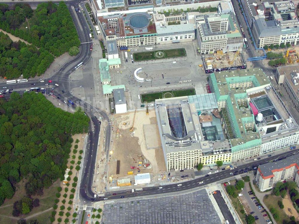 Berlin von oben - Baustelle der neuen US-Botschaft am Brandenburger Tor in Berlin