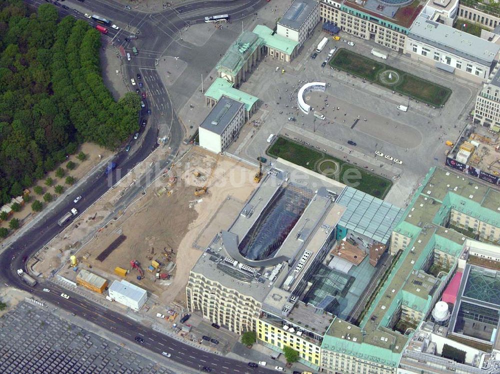 Berlin aus der Vogelperspektive: Baustelle der neuen US-Botschaft am Brandenburger Tor in Berlin