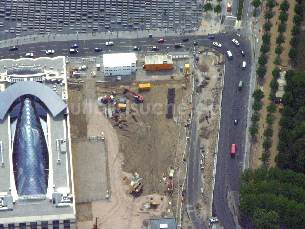 Berlin von oben - Baustelle der neuen US-Botschaft am Brandenburger Tor in Berlin