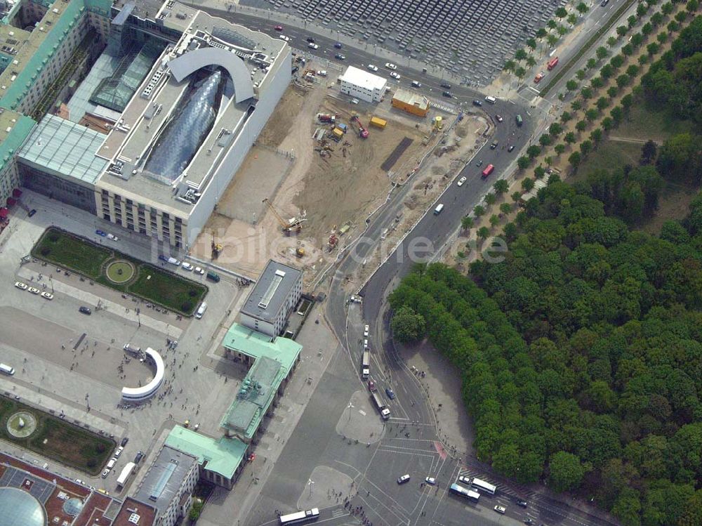 Berlin aus der Vogelperspektive: Baustelle der neuen US-Botschaft am Brandenburger Tor in Berlin