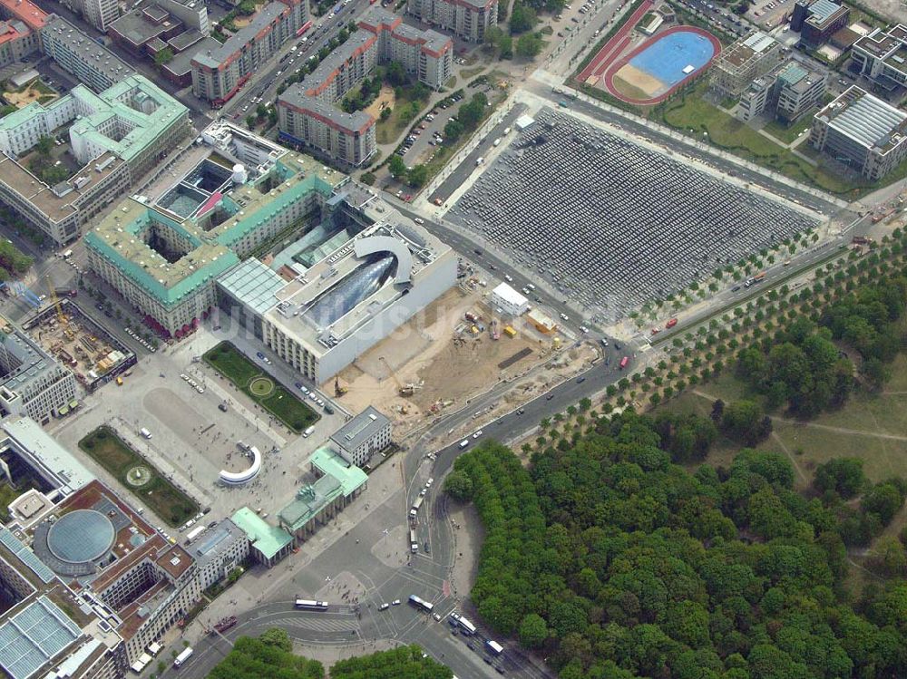 Luftbild Berlin - Baustelle der neuen US-Botschaft am Brandenburger Tor in Berlin