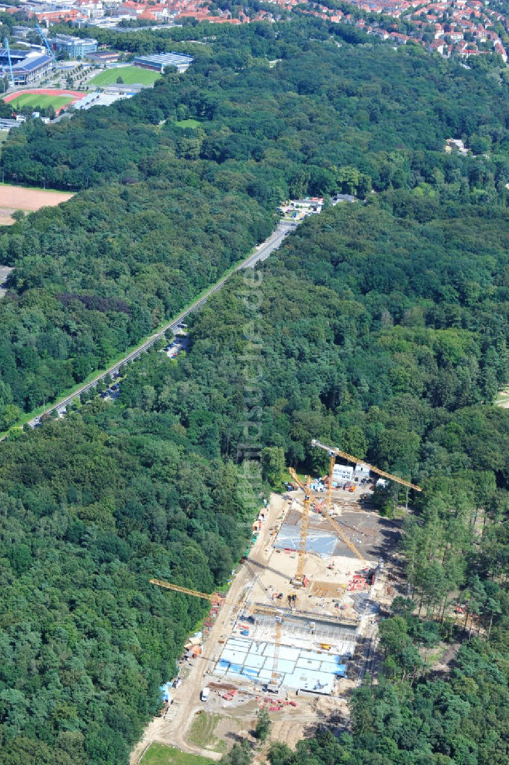 Rostock aus der Vogelperspektive: Baustelle des neuen Darwineum , einem Menschenaffenhaus im Erweiterungsgelände des Rostocker Zoo