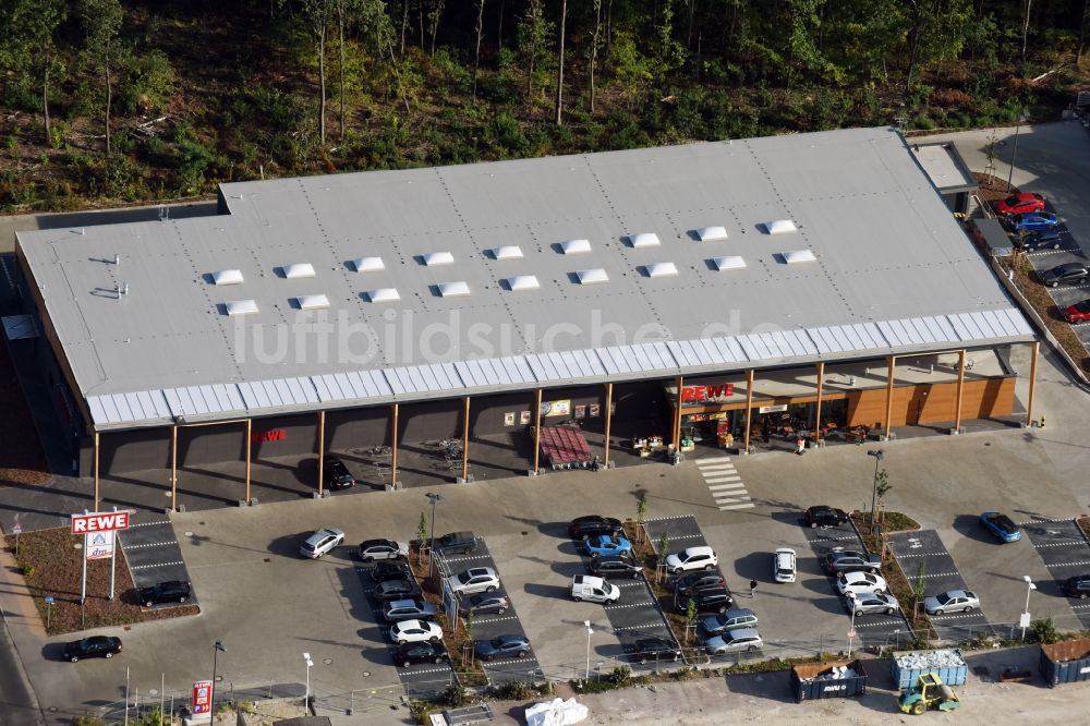 Luftbild Hohen Neuendorf - Baustelle eines neuen Einkaufszentrums und Supermarkt- Filiale von REWE in Hohen Neuendorf im Bundesland Brandenburg