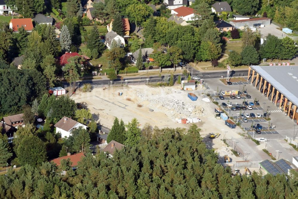 Luftaufnahme Hohen Neuendorf - Baustelle eines neuen Einkaufszentrums und Supermarkt- Filiale von REWE in Hohen Neuendorf im Bundesland Brandenburg