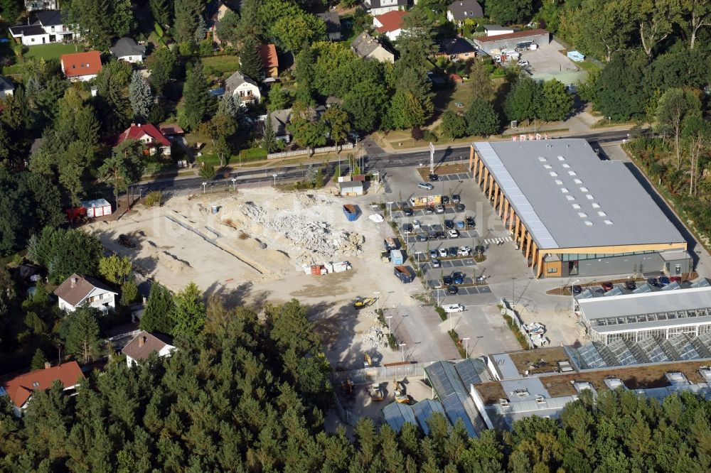 Hohen Neuendorf aus der Vogelperspektive: Baustelle eines neuen Einkaufszentrums und Supermarkt- Filiale von REWE in Hohen Neuendorf im Bundesland Brandenburg