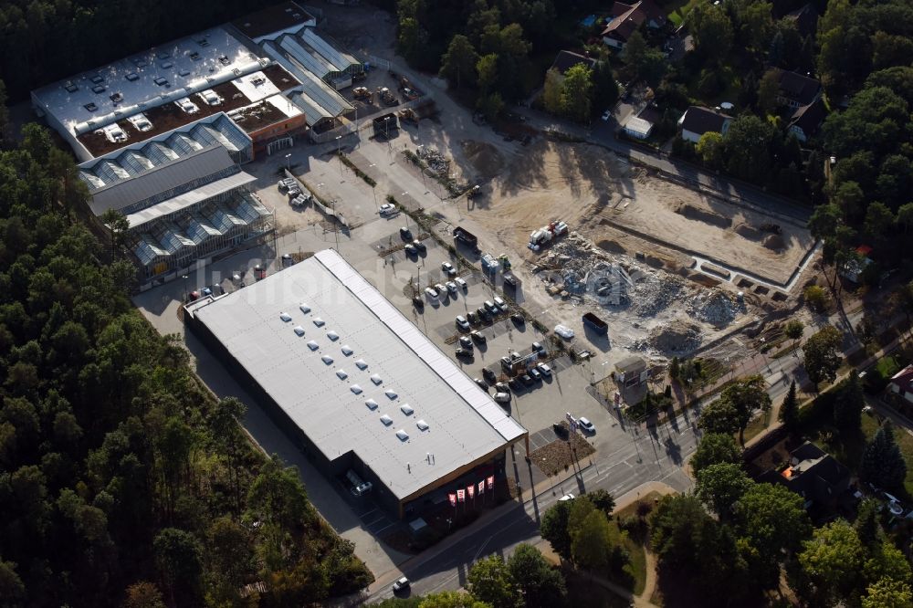 Luftaufnahme Hohen Neuendorf - Baustelle eines neuen Einkaufszentrums und Supermarkt- Filiale von REWE in Hohen Neuendorf im Bundesland Brandenburg