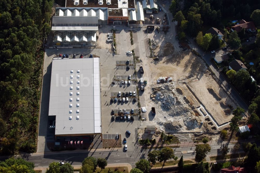 Luftaufnahme Hohen Neuendorf - Baustelle eines neuen Einkaufszentrums und Supermarkt- Filiale von REWE in Hohen Neuendorf im Bundesland Brandenburg