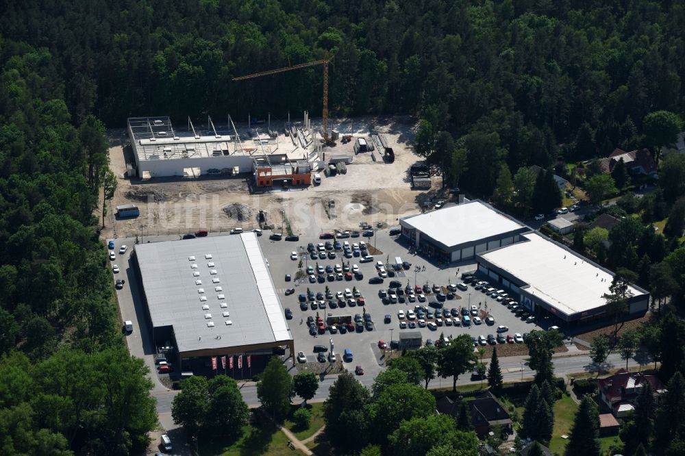 Luftaufnahme Hohen Neuendorf - Baustelle eines neuen Einkaufszentrums und Supermarkt- Filiale von REWE in Hohen Neuendorf im Bundesland Brandenburg